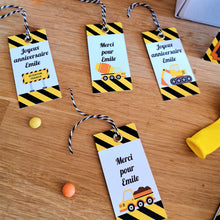 Etiquettes cadeaux personnalisées kit anniversaire à imprimer enfant thème engins chantiers tête de coucou bar à bonb